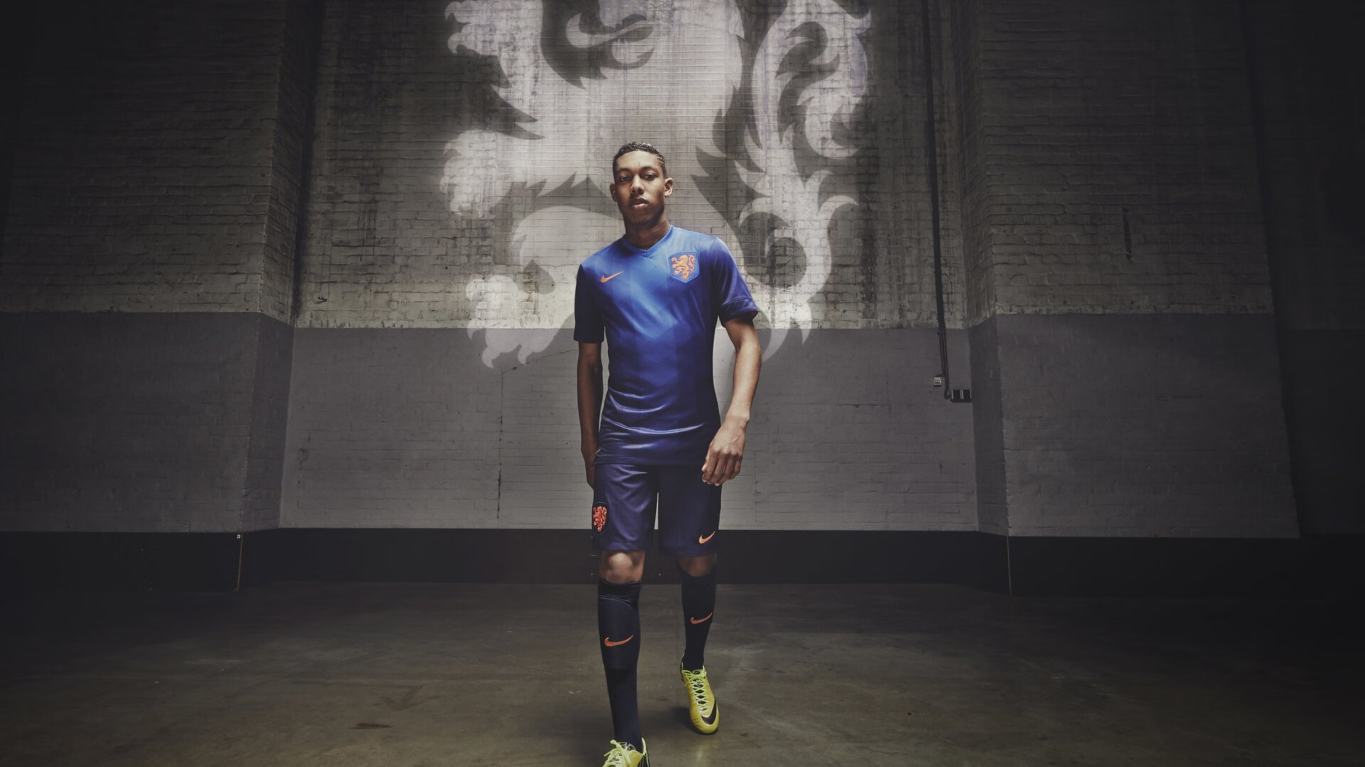 哥伦比亚队中场卡瓦尼在巴黎奥运会上展现出强大的进攻组织能力